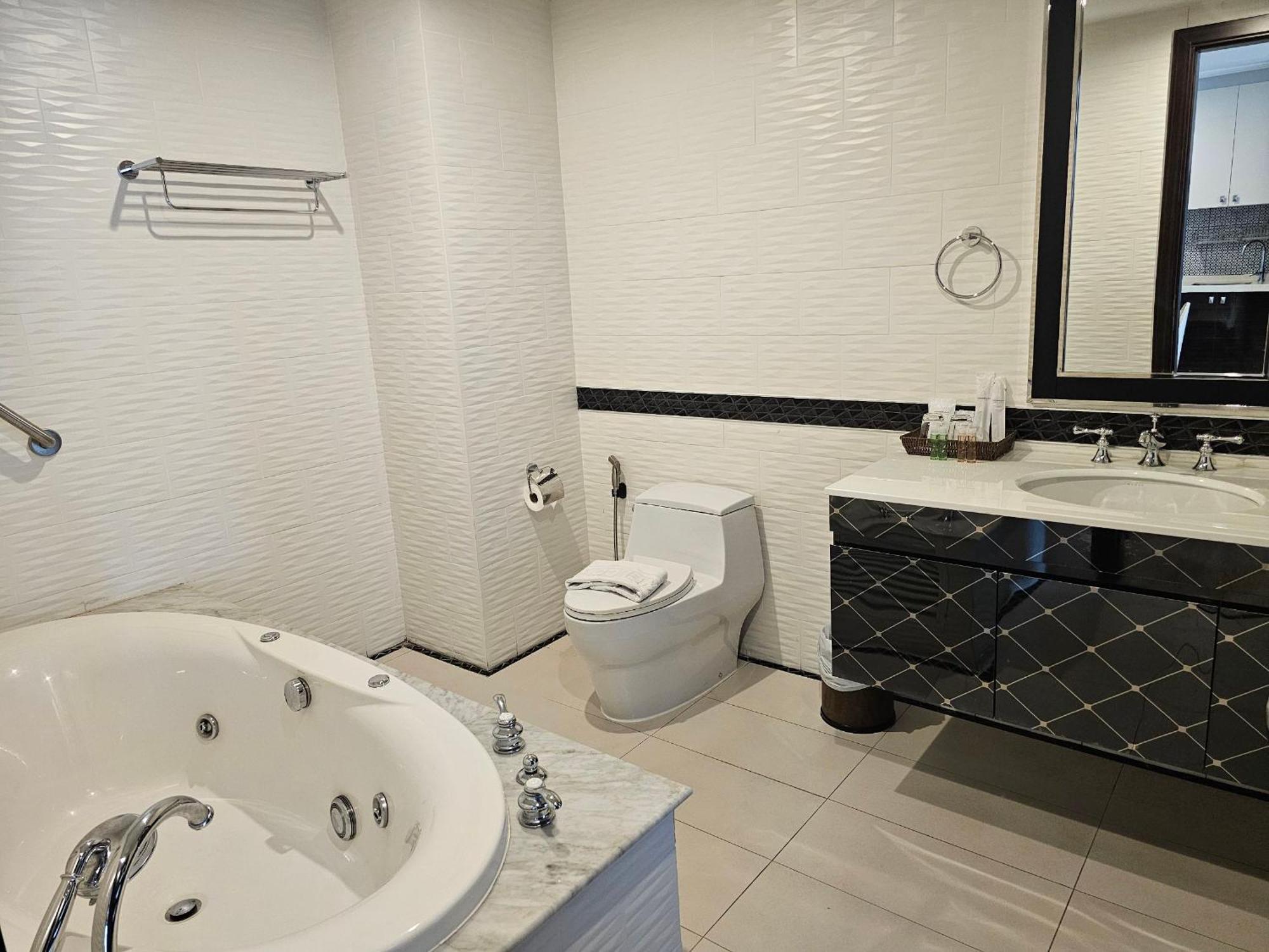 Sirin Exclusive Hotel And Residence Pattaya Bagian luar foto